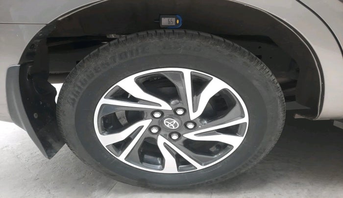 2022 Toyota Innova Crysta 2.7 GX AT 7 STR, Petrol, Automatic, 16,298 km, tyre