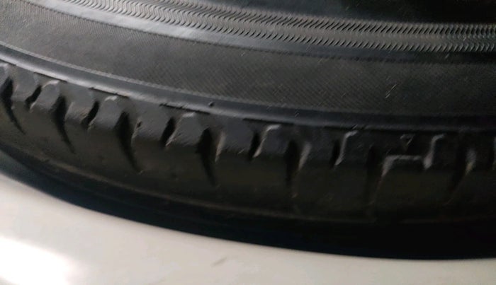 2016 Maruti Swift VXI, Petrol, Manual, 1,50,586 km, tyre