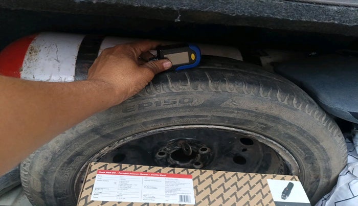 2014 Volkswagen Polo COMFORTLINE 1.2L, Petrol, Manual, 92,748 km, tyre