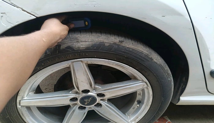 2014 Volkswagen Polo COMFORTLINE 1.2L, Petrol, Manual, 92,748 km, tyre