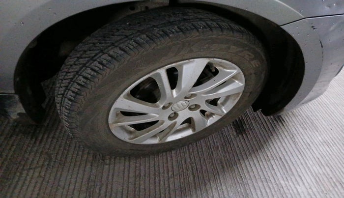 2012 Maruti Swift ZXI, Petrol, Manual, 1,18,914 km, tyre