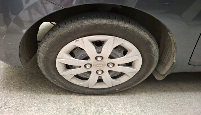 2017 Hyundai Eon MAGNA +, Petrol, Manual, 17,985 km, tyre