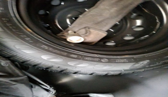 2017 Hyundai Eon MAGNA +, Petrol, Manual, 17,985 km, tyre