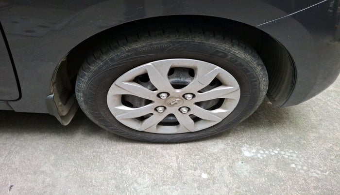 2017 Hyundai Eon MAGNA +, Petrol, Manual, 17,985 km, tyre