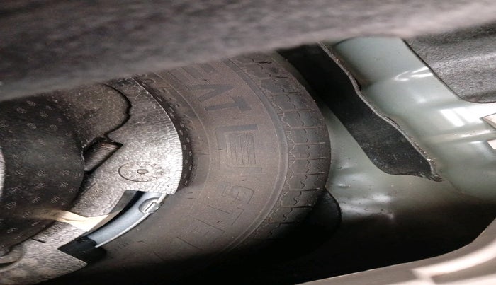 2023 Mahindra XUV300 W8 (O) 1.2 PETROL, Petrol, Manual, 39,091 km, tyre