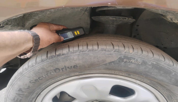 2014 Renault Duster 85 PS RXE DIESEL, Diesel, Manual, 1,03,041 km, tyre