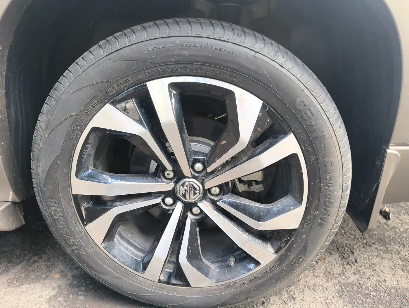 2025 MG HECTOR PLUS SHARP PRO 1.5 PETROL TURBO CVT 6 STR, Petrol, Automatic, 1,113 km, tyre