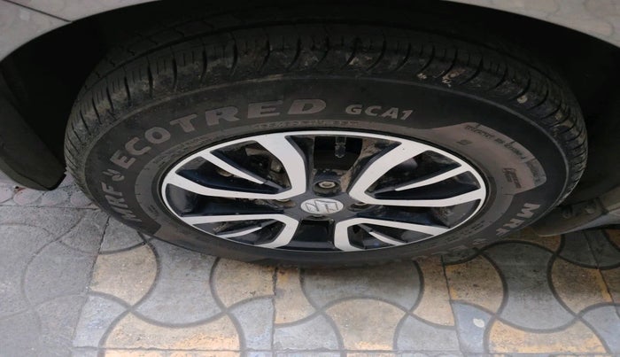 2025 Maruti Swift VXi (O) AMT, Petrol, Automatic, 592 km, tyre