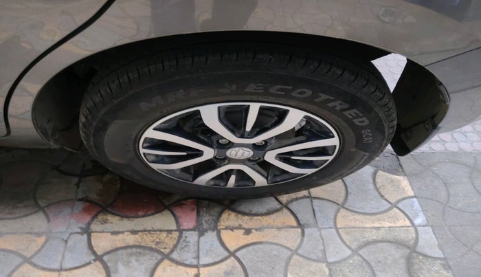 2025 Maruti Swift VXi (O) AMT, Petrol, Automatic, 592 km, tyre