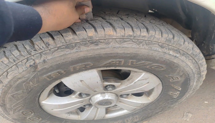 2016 Tata Safari Storme 2.2 VX 4X2, Diesel, Manual, 2,18,221 km, tyre