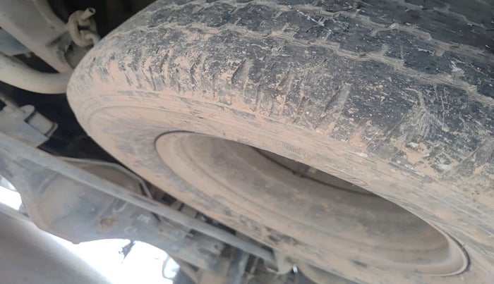 2016 Tata Safari Storme 2.2 VX 4X2, Diesel, Manual, 2,18,221 km, tyre