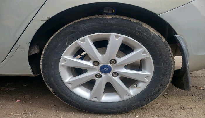 2011 Ford Fiesta TITANIUM DIESEL, Diesel, Manual, 2,76,241 km, tyre