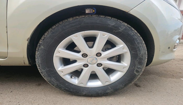 2011 Ford Fiesta TITANIUM DIESEL, Diesel, Manual, 2,76,241 km, tyre