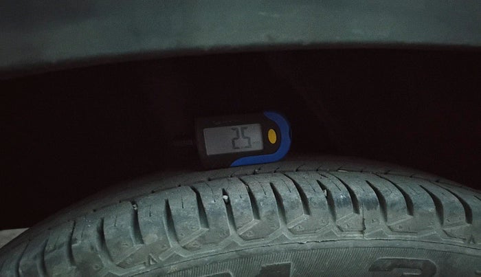 2016 Renault Kwid RXL, Petrol, Manual, 2,37,663 km, tyre