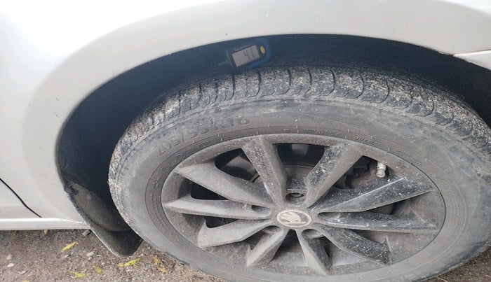 2014 Skoda Octavia ELEGANCE 2.0 TDI AT, Diesel, Automatic, 1,45,794 km, tyre