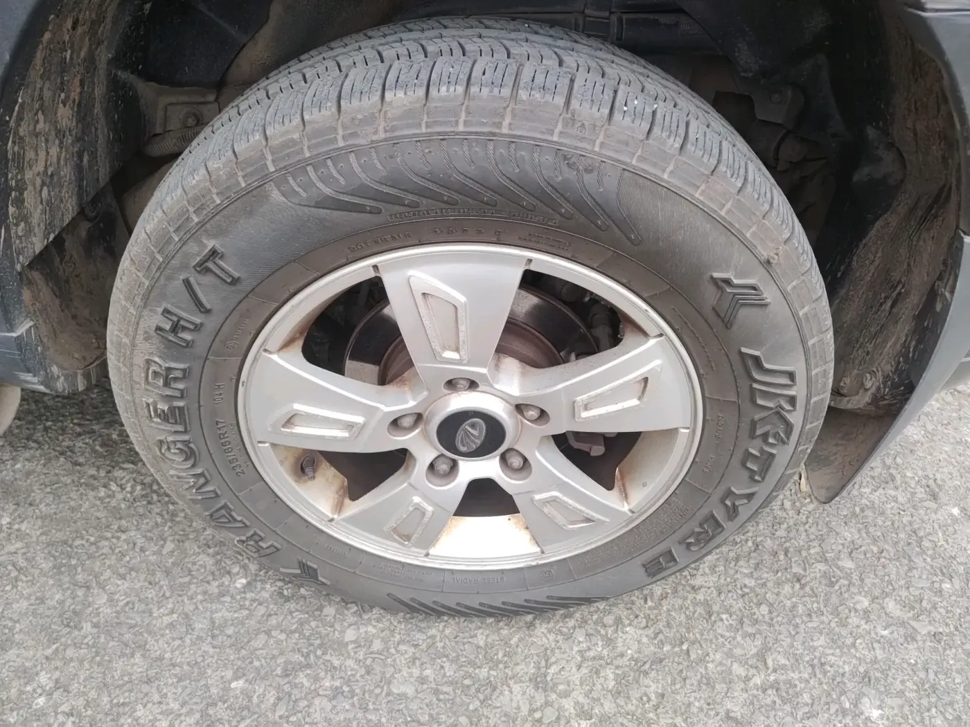 2014 Mahindra XUV500 W8, Diesel, Manual, 1,81,520 km, tyre