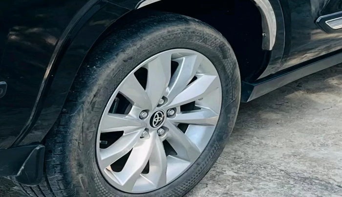 2024 Toyota INNOVA HYCROSS VX HYBRID 7 STR, Hybrid, Automatic, 50,972 km, tyre