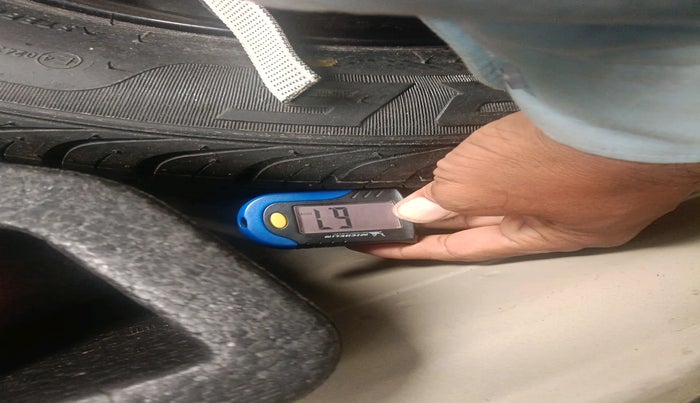 2011 Volkswagen Vento TRENDLINE 1.6, Petrol, Manual, 83,866 km, tyre