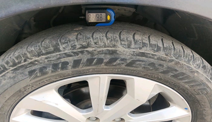 2019 Mahindra XUV300 W8 1.5 DIESEL, Diesel, Manual, 1,09,780 km, tyre