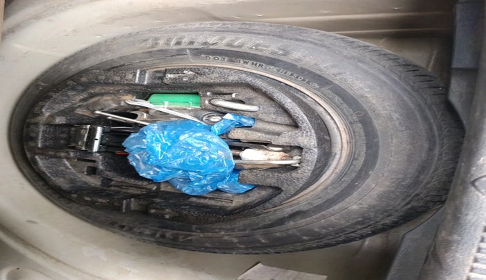 2010 Skoda Fabia CLASSIC 1.2 MPI, Petrol, Manual, 1,06,660 km, tyre