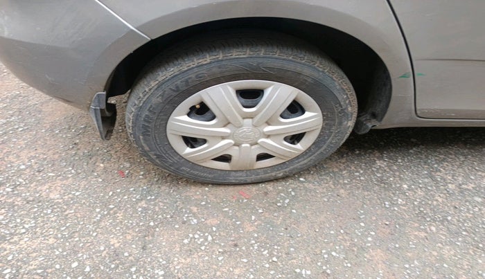 2010 Skoda Fabia CLASSIC 1.2 MPI, Petrol, Manual, 1,06,660 km, tyre