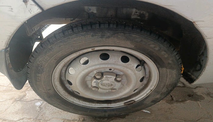 2017 Hyundai Eon ERA +, Petrol, Manual, 69,361 km, tyre