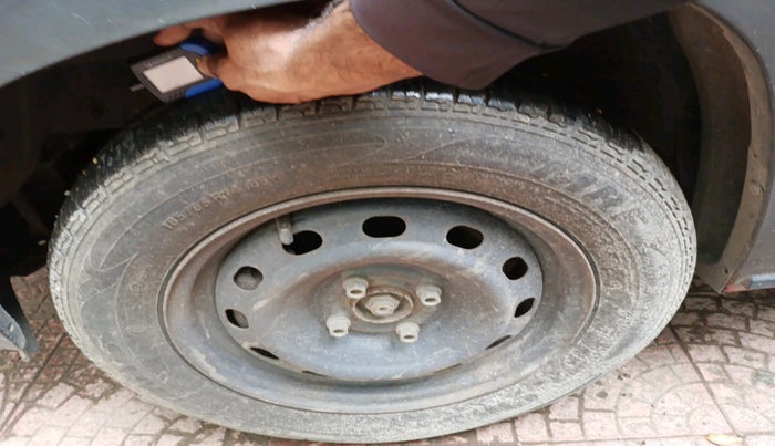 2017 Mahindra Kuv100 K4 6 STR, Petrol, Manual, 13,711 km, tyre