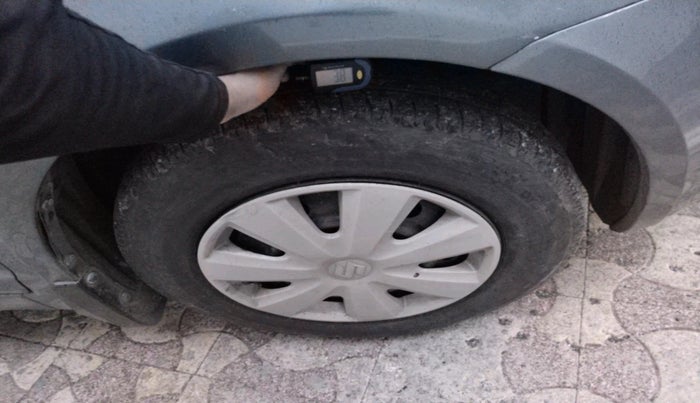 2010 Maruti Swift VXI, Petrol, Manual, 75,984 km, tyre