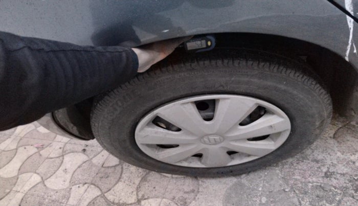 2010 Maruti Swift VXI, Petrol, Manual, 75,984 km, tyre