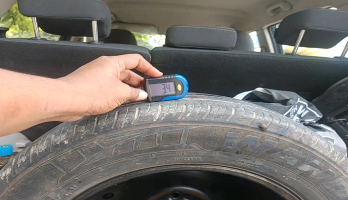 2019 Mahindra XUV300 W6 1.2 PETROL, Petrol, Manual, 1,05,766 km, tyre