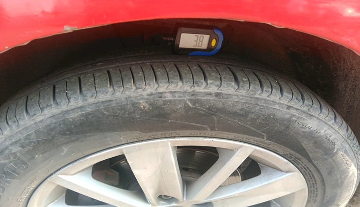 2012 Volkswagen Polo COMFORTLINE 1.2L, Diesel, Manual, 1,39,615 km, tyre