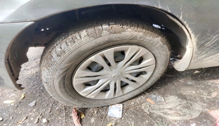 2011 Toyota Innova 2.5 G2 8STR, Diesel, Manual, 1,22,824 km, tyre