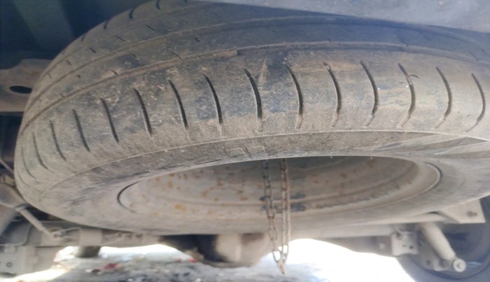 2011 Toyota Innova 2.5 G2 8STR, Diesel, Manual, 1,22,824 km, tyre