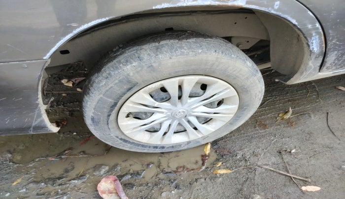 2011 Toyota Innova 2.5 G2 8STR, Diesel, Manual, 1,22,824 km, tyre