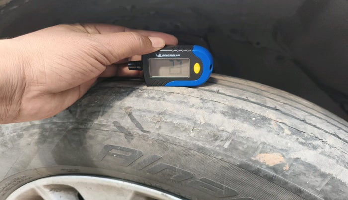 2017 Toyota Innova Crysta 2.8 GX AT 8 STR, Diesel, Automatic, 1,84,019 km, tyre