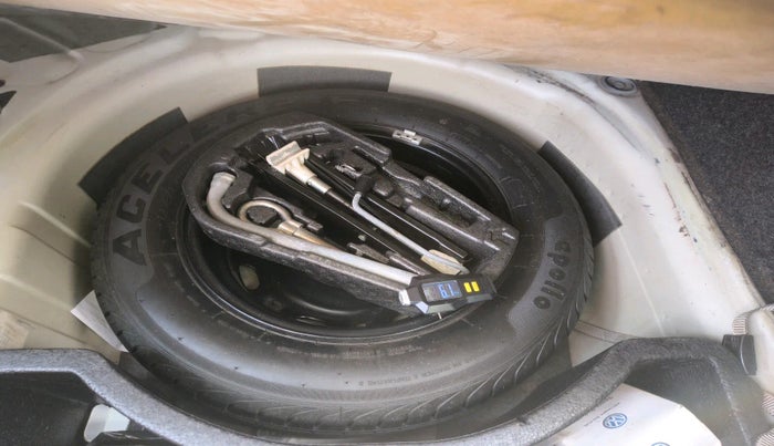 2011 Volkswagen Vento HIGHLINE DIESEL 1.6, Diesel, Manual, 1,75,481 km, tyre