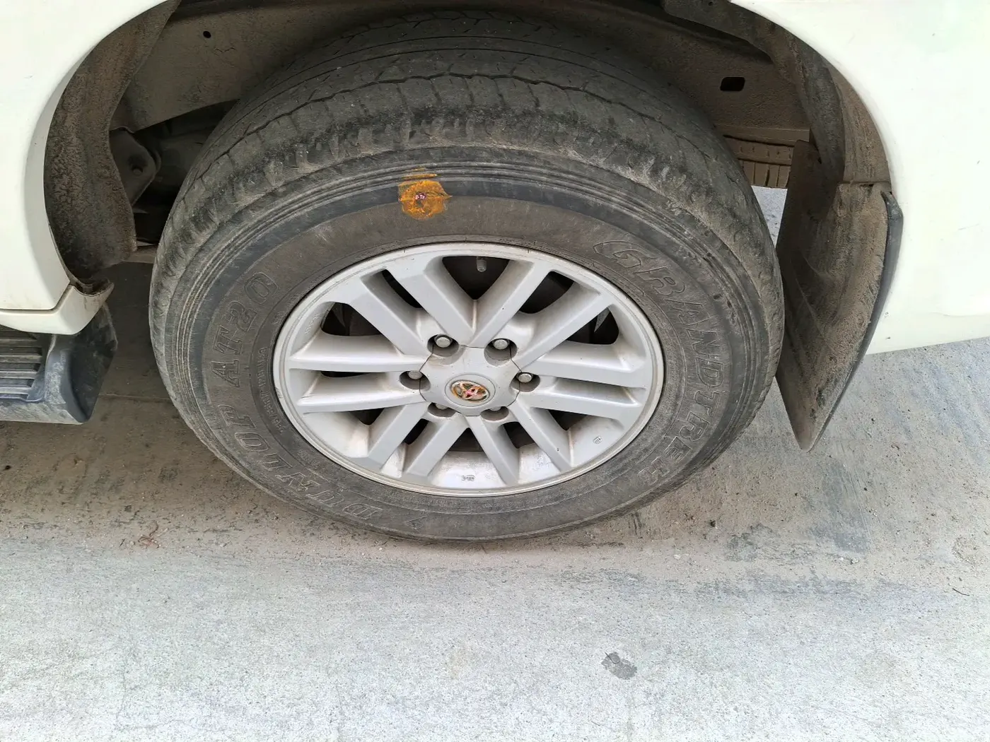 2013 Toyota Fortuner 3.0 4X2 AT, Diesel, Automatic, 1,19,575 km, tyre