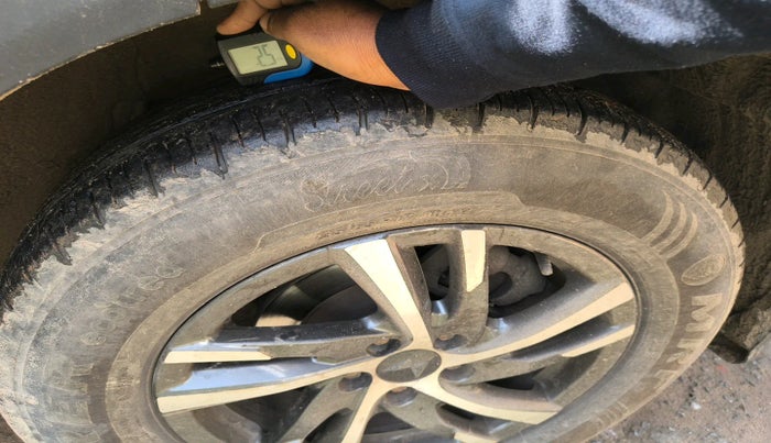 2022 Mahindra XUV700 AX 5 P AT 5 STR, Petrol, Automatic, 42,799 km, tyre