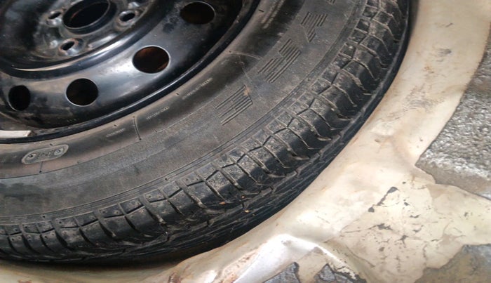 2010 Maruti Swift VXI, Petrol, Manual, 1,00,715 km, tyre