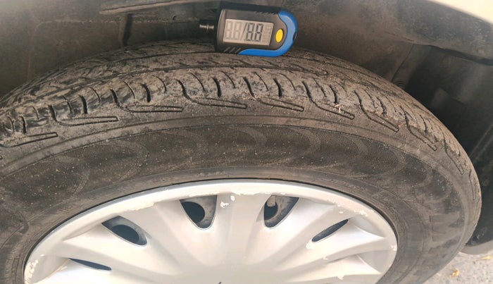 2010 Maruti Swift VXI, Petrol, Manual, 1,00,715 km, tyre