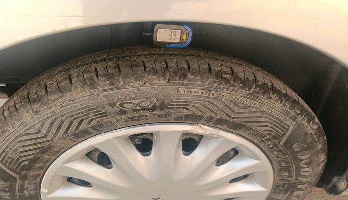 2010 Maruti Swift VXI, Petrol, Manual, 1,00,715 km, tyre