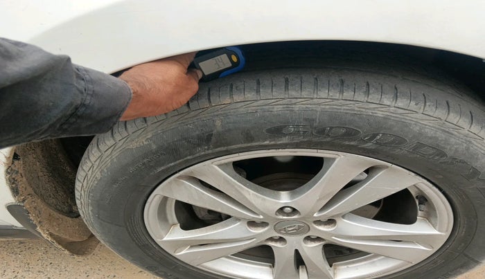 2012 Hyundai Santa Fe 2 WD, Diesel, Manual, 1,38,866 km, tyre