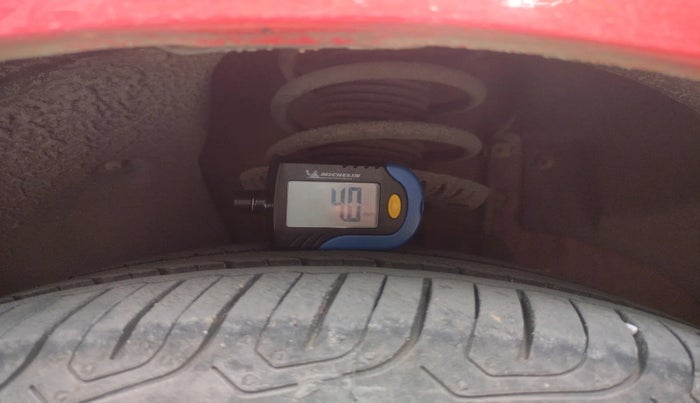 2011 Volkswagen Vento HIGHLINE 1.6 MPI, Petrol, Manual, 86,092 km, tyre