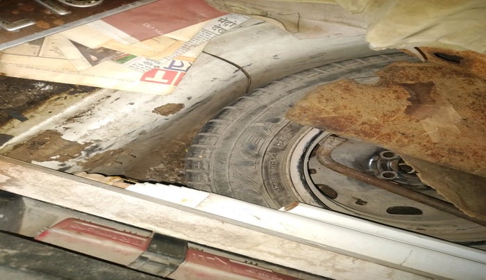 2010 Volkswagen Polo COMFORTLINE 1.2L PETROL, Petrol, Manual, 1,36,971 km, tyre