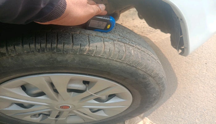 2016 Toyota Innova 2.5 G 7 STR, Diesel, Manual, 2,67,594 km, tyre