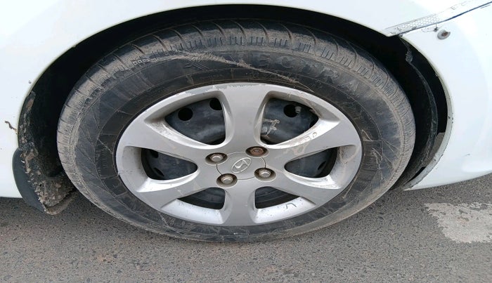 2011 Hyundai Verna FLUIDIC 1.6 CRDI EX, Diesel, Manual, 1,21,472 km, tyre