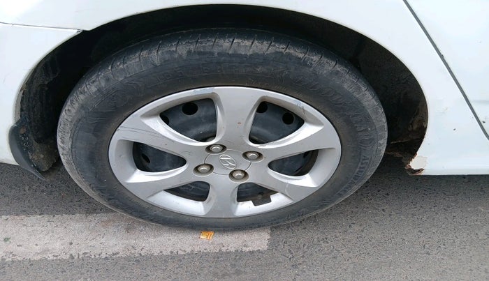 2011 Hyundai Verna FLUIDIC 1.6 CRDI EX, Diesel, Manual, 1,21,472 km, tyre