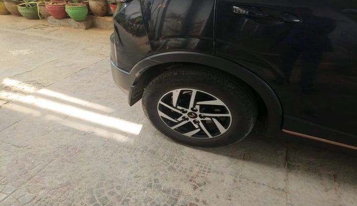 2025 Mahindra XUV400 EL Pro 34.5 KWH, Electric, Automatic, 15,642 km, tyre