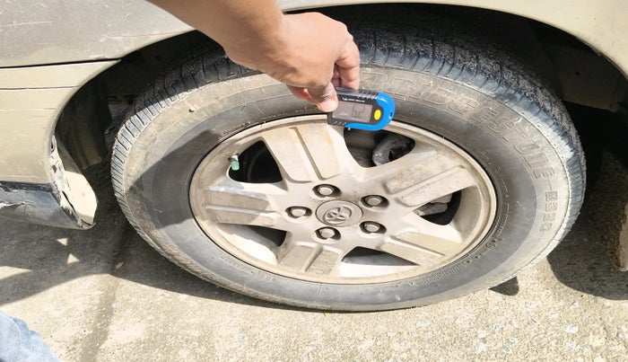 2006 Toyota Innova V 2.5 7 STR, Diesel, Manual, 3,03,318 km, tyre