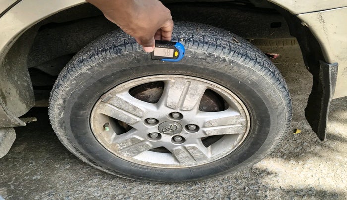 2006 Toyota Innova V 2.5 7 STR, Diesel, Manual, 3,03,318 km, tyre